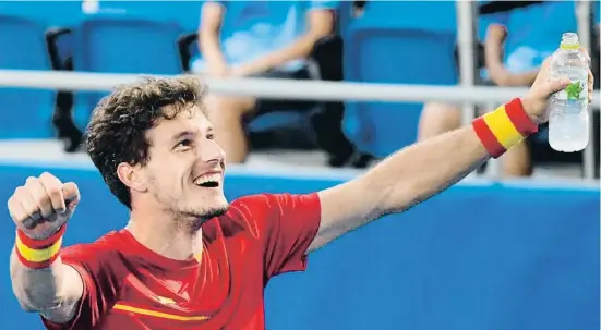  ??  ?? Un exultante Pablo Carreño celebra el triunfo sobre Novak Djokovic tras 2 horas 47 minutos de partido