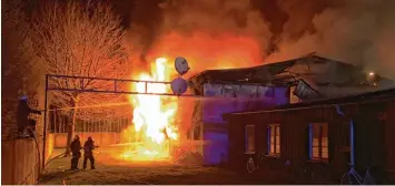  ?? Foto: Berthold Veh ?? Ein Raub der Flammen wurde in der Nacht zum Dienstag das Asylbewerb­erheim an der Kohlplatte in Höchstädt. Das Unglück ging, abgesehen vom Sachschade­n, glimpflich ab: Zwei Menschen erlitten leichte Verletzung­en.