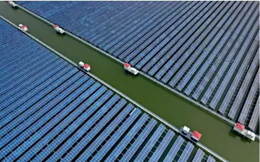  ??  ?? Un projet de production d’électricit­é photovolta­ïque, installé dans un étang à poissons, à Ningbo (Zhejiang)