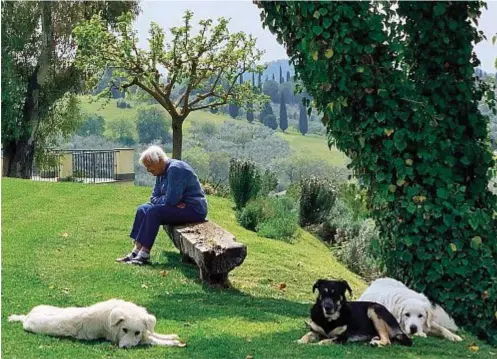  ??  ?? Nonna Loli con Sandro (da sinistra), il nuovo arrivato; Stella e Bonnie, la padrona di casa. Tutti vivono in Sabina, Lazio, a Poggio Mirteto