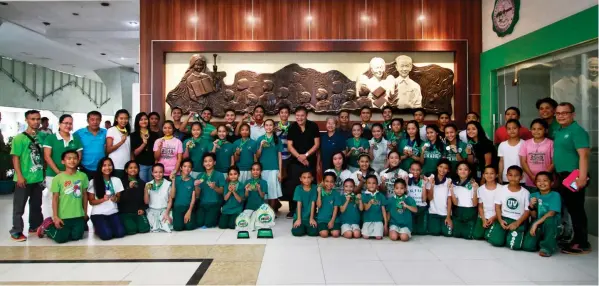  ?? KRISTINE JOYCE CAMPAÑA ?? University of the Visayas executive vice president Jose "Dodong" R. Gullas poses with the student-athletes who hauled medals during the recent 21st Milo Little Olympics Visayas Regional Finals yesterday at the main University campus lobby.