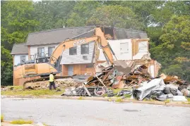  ?? PAULW. GILLESPIE/CAPITAL GAZETTE ?? Demolition begins on the HACA Newtowne 20 public housing community on Thursday.