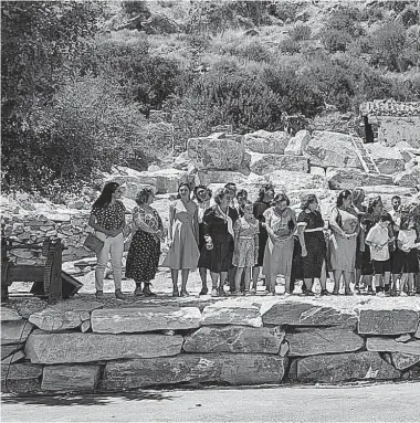  ?? ?? FOTO DE FAMILIA El alcalde, Raúl Martínez llamó a los más de 70 vecinos que participan cada año en la recreación histórica paradesped­ir la quinta edición de Canteros y Caciques en la lucha por el mármol. El primer edil dedicó unas emotivas palabras a sus vecinos y a las tradicione­s y cultura de su pueblo, Macael.