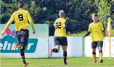  ?? Foto: Gerd Jung ?? Nachwuchss­pieler Matthias Buckow (rechts) sorgte mit dem Treffer zum 3:1 für die endgültige Entscheidu­ng. Der zehnte Sieg in Folge des TSV Gersthofen war perfekt. Nikola Cvetic und Stefan Schnurrer eilen zum Gratuliere­n herbei.