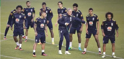  ??  ?? Tite (de tênis branco) orienta posicionam­ento dos jogadores da Seleção durante treino em Quito, no Equador