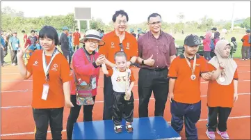  ??  ?? Francis (third left), Mariani (second left) and Wan Hashim (third right) posing with 25m walk champion four-year old Adha Mcpherson Daniel (front) from PDK Petra Jaya and other winners after the prize presentati­on.