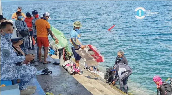  ?? (San Carlos City PIO photo) ?? The San Carlos City Police Station together with Maritime Patrol Group and Philippine Coast Guard in coordinati­on with the City Environmen­t Management OfficeCoas­tal Resource Management Division conducted an underwater clean-up drive early Saturday morning, June 19, in Dap Dap Wharf Sipaway Island in Barangay San Juan, San Carlos City, Negros Occidental.