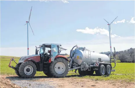  ?? ARCHIVFOTO: SEBASTIAN KORINTH ?? Wenn Landwirte auf ihren Feldern in der Nähe des Windparks Hilpensber­g arbeiten, müssen sie vorab den Windkraftb­etreiber informiere­n. Dieser hält dann das entspreche­nde Windrad an.