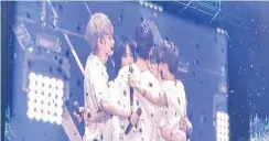  ?? ?? ONE LAST TIME The TXT members embrace each other during their finale encore concert in Seoul