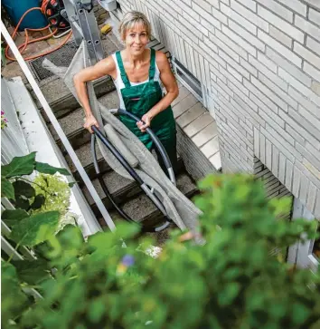  ?? Foto: Christin, Klose, tmn ?? Manche Gartenmöbe­l sollten vor dem Winter in den Keller oder ins Haus wandern – sonst setzt die Witterung dem Material zu und man hat im nächsten Jahr keine Freude mehr daran.