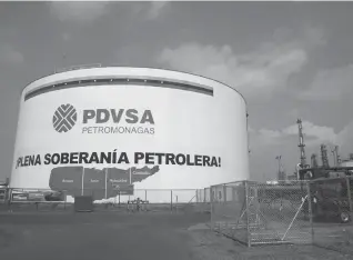  ??  ?? Los acuerdos de la petrolera estatal venezolana están bajo el escrutinio del Departamen­to de Estado y del Tesoro de EU /REUTERS