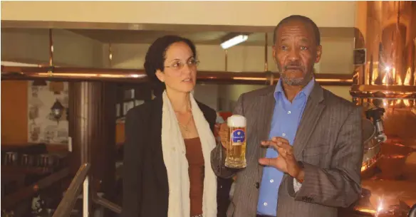  ?? FOTO: THERESA DRÄBING/OH ?? Ein Herz für das Reinheitsg­ebot: Braumeiste­r Banshebi Tejiwe und seine Tochter Ariane Addisitu servieren in ihrer Brauereiga­ststätte in Addis Abeba das „Garden Bräu“als Helles oder Dunkles.