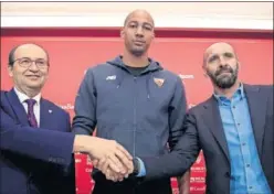  ??  ?? FELICIDAD. Castro, Nzonzi y Monchi, durante el acto de ayer.