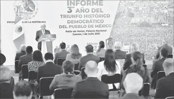  ??  ?? ▲ El Presidente rindió ayer en Palacio Nacional su informe trimestral ante miembros de su gabinete, a quienes agradeció su apoyo al cambio que él encabeza. Foto Luis Castillo