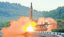  ??  ?? Imagen sin fechar difundida por la Agencia Central de Noticias de Corea del Norte (KCNA), que muestra una prueba de misiles de fuego tierra-mar equipados con sistema guiado de precisión.