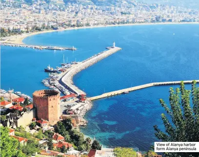  ??  ?? View of Alanya harbor form Alanya peninsula