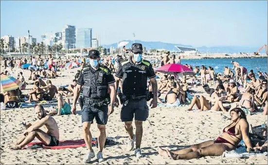  ?? LLIBERT TEIXIDÓ ?? Patrulla de la unidad de playas de la Guardia Urbana de Barcelona, la semana pasada