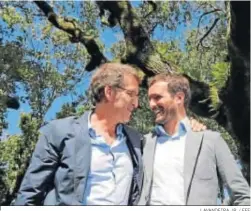  ?? LAVANDEIRA JR. / EFE ?? Casado, junto al presidente de la Xunta, Núñez Feijóo, ayer en Pontevedra.