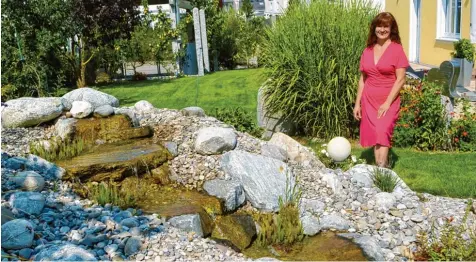  ?? Foto: Peter Stöbich ?? Den Teich mit Wasserfall lieben auch viele Vögel. Angelika Grassinger verzichtet überall im Garten auf chemische Kunstdünge­r und Pestizide.