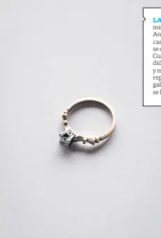  ??  ?? LA FOTO. “Es el anillo de compromiso que le dio mi papá a mi mamá. Antes se acostumbra­ba que en el casamiento, además de la alianza, se diera un anillo de compromiso. Cuando murió papá, mi mamá fundió las dos alianzas en un solo anillo y me lo dio a...