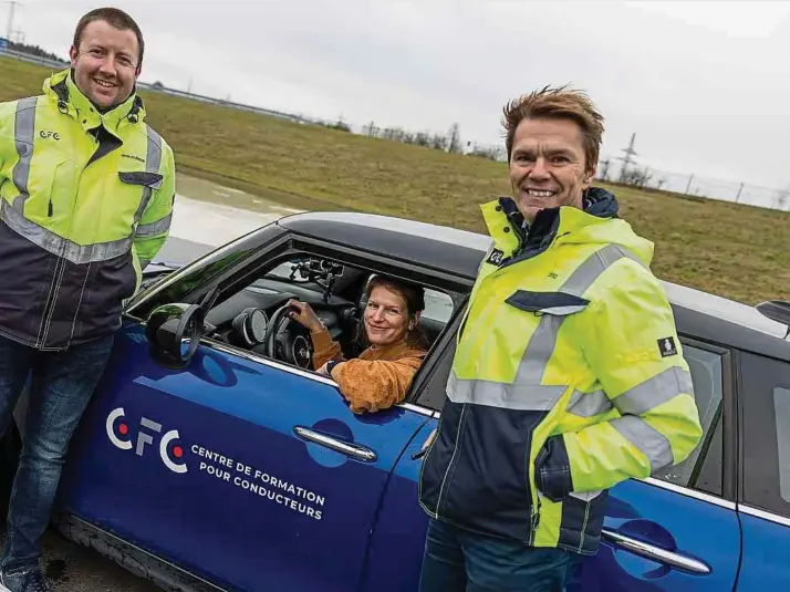  ?? Fotos: Sibila Lind ?? Was passiert, wenn man nach sehr langer Zeit wieder Auto fahren lernt? LW-Journalist­in Franziska Jäger hat es im Centre de formation pour conducteur­s herausgefu­nden. An ihrer Seite: Direktor Eric Mathias (rechts) und Instruktor Jean-Philippe Ska.