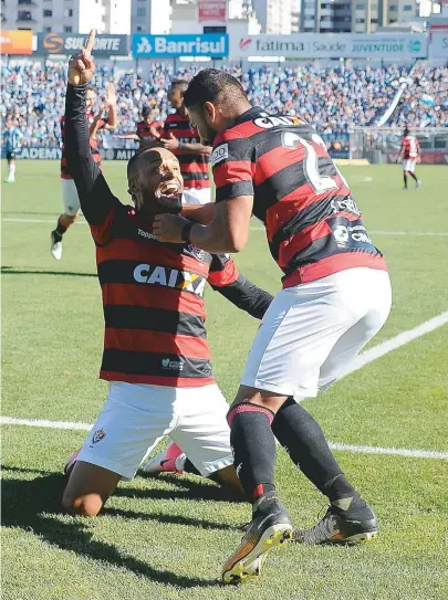  ??  ?? Autor do gol rubro-negro, Patric comemora ajoelhado ao lado de Tréllez no estádio Alfredo Jaconi