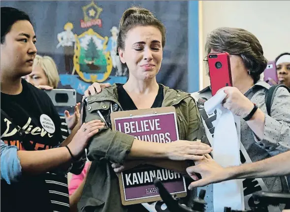  ??  ?? La actriz Alyssa Milano llora tras contar los abusos que sufrió, en una manifestac­ión contra el juez Kavanaugh