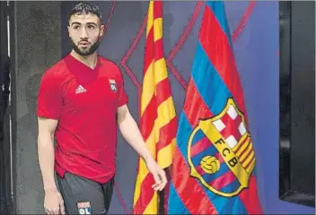  ?? FOTO: PERE PUNTÍ ?? Fekir, junto a la bandera del Barça Afirmó que jugar en el Camp Nou es un sueño “desde niño”