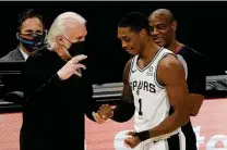  ?? Morry Gash / Associated Press ?? Lonnie Walker IV, speaking with Gregg Popovich, scored a career-high 31 points Saturday despite a sore right wrist.