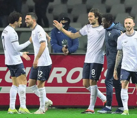  ?? ?? La gioia di Cataldi e Guendouzi (secondo e terzo da sinistra) autori dei due gol della Lazio ieri a Torino