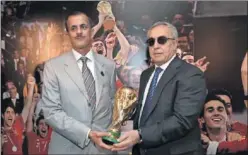  ??  ?? RECUERDOS. Khalid bin Thani y Alejandro Blanco, con la Copa.