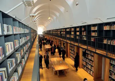  ??  ?? Ieri e oggi La Manica Lunga della Fondazione Cini a San Giorgio Venezia (Foto Vision)