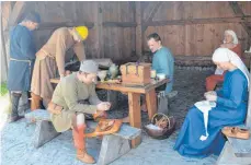  ?? FOTO: PRIVAT ?? Eine Szene wie aus dem 14. Jahrhunder­t: die Wiener Wehrbürger auf der Bachritter­burg.