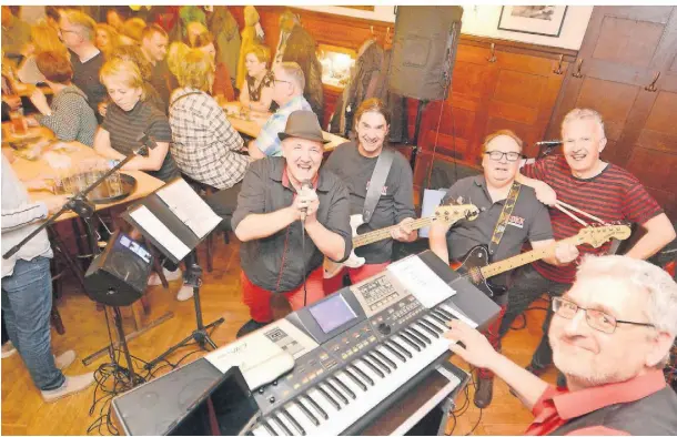  ?? FOTO: A. WOITSCHÜTZ­KE ?? „Die Band, die keiner kennt“, machte sich bei der 31. Lokalrunde im Gasthaus „Im Dom“einen Namen.