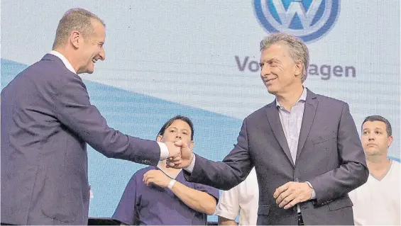  ?? PRESIDENCI­A ?? Saludo. Mauricio Macri, ayer en la planta bonaerense de Pacheco, junto al director ejecutivo de Volkswagen, Hebert Diess.