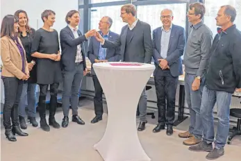  ?? FOTO: JULIA BAUMANN ?? Hochbauamt­sleiter Hilmar Ordelheide (Vierter von rechts) übergibt den Schlüssel für das neue Depot an Kulturamts­leiter Alexander Warmbrunn (Vierter von links).