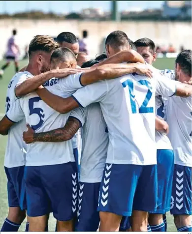  ?? E.S. ?? Jugadores del Tamaraceit­e se abrazan después de lograr un gol, en su estadio, el Juan Guedes.