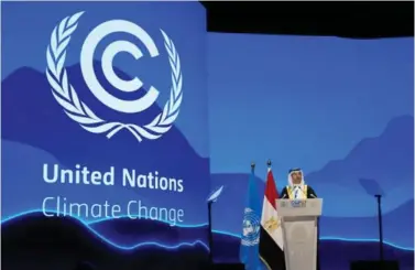  ?? FOTO: PETER DEJONG / AP / NTB ?? Den rekordstor­e deltakelse­n av lobbyister fra olje- og gassindust­rien, mange medlemmer i de offisielle delegasjon­ene, klarte å utelate enhver henvisning til olje og gass i slutterklæ­ringen, skriver forfattere­n. På bildet er det Bahrains olje- og miljøminis­ter Mohammed Bin Daina som taler til klimatoppm­øtet i Sharm el-sheikh.