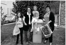  ??  ?? Camille Cresteil (2e à g.) entourée par ses filles Amandine et Marie, avec Annie Evrard (à dr.).