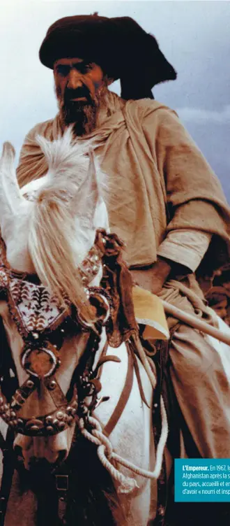  ??  ?? L’Empereur. En 1967, Igor Barrère réalise un documentai­re sur Kessel et l’accompagne en Afghanista­n après la sortie de son livre « Les Cavaliers ». Ce jour-là, il se trouve dans l’est du pays, accueilli et entouré par une tribu pachtoune. Kessel remerciait l’Afghanista­n d’avoir « nourri et inspiré “Les Cavaliers” », selon lui son meilleur livre.