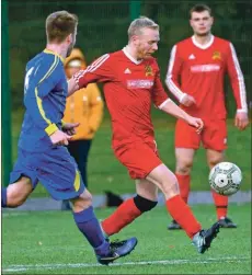  ?? Photograph­s: Iain Ferguson, alba.photos. ?? Darren Duncan launches an attack from midfield.