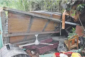  ??  ?? El techo de chapa y madera que se vino abajo ayer sobre los seis miembros de una familia que descansaba­n en la Chacarita.