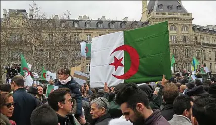 ??  ?? Dimanche à Paris, Algériens, Franco-Algériens et Français d’origine algérienne se sont rassemblés.