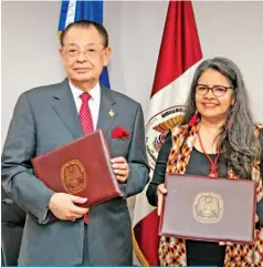  ??  ?? Convenio. José Mauricio Loucel (izq.), presidente de la UTEC y Silvia Elena Regalado, titular de la Secretaría de Cultura. El convenio podrá renovarse cada tres años.