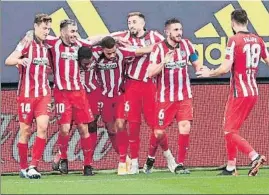  ?? FOTO: EFE ?? El Atlético de Madrid, celebrando uno de los goles en Cádiz