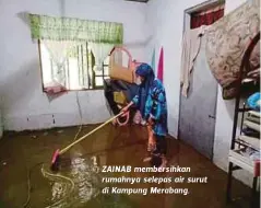  ??  ?? ZAINAB membersihk­an rumahnya selepas air surut di Kampung Merabang.