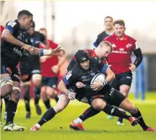  ?? Les Castrais d’Armand Batlle ont subi tout le match la loi des Munstermen à l’image de Keith Earls. ?? Photo Icon Sport