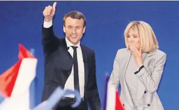  ??  ?? Emmanuel Macron, el candidato del Movimiento En Marcha, acompañado por su esposa, se reunió ayer con sus simpatizan­tes en un centro de conferenci­as en París, tras conocer los primeros resultados electorale­s.