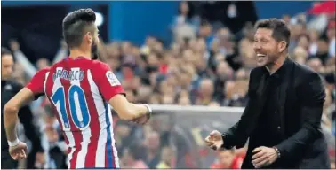  ??  ?? EN CRECIMIENT­O. Carrasco corre para abrazarse con el Cholo para celebrar un gol en el Calderón.