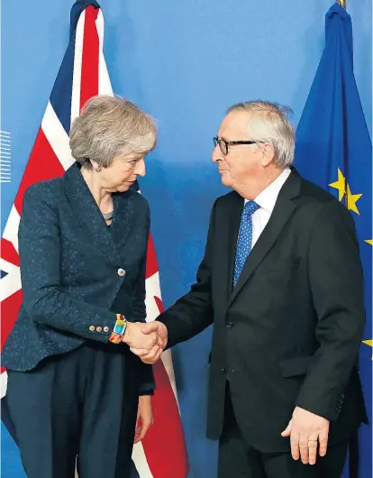  ??  ?? Keine Zeit für Umarmungen: Premiermin­isterin Theresa May und Kommission­spräsident Jean-Claude Juncker beim jüngsten Brexit-Treffen in Brüssel. Einige weitere dürften bis Ende März folgen.